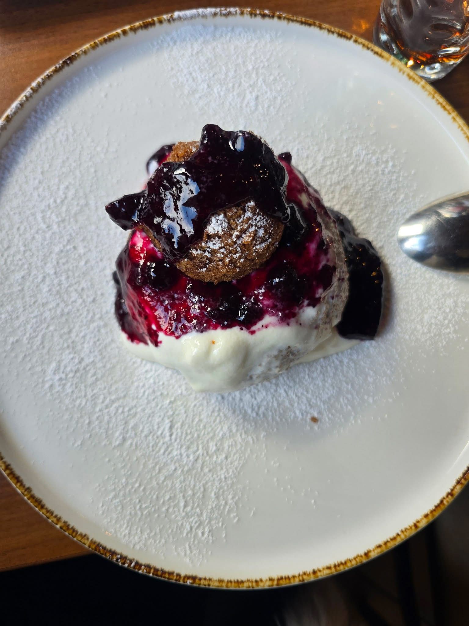 Dessert mit Beerensoße
